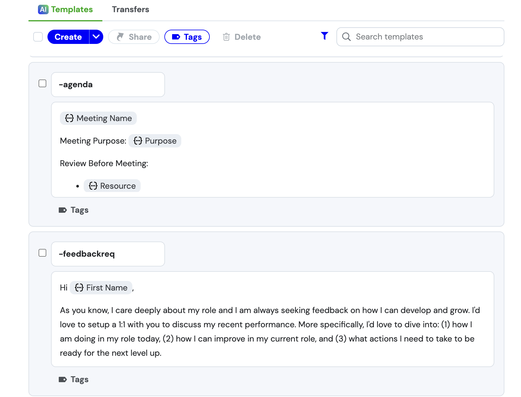 Screenshot der Benutzeroberfläche von Magical AI mit Vorlagen für KI-gestütztes Schreiben. Im Vordergrund sind zwei Vorlagen zu sehen: Eine für 'Agenda' mit Platzhaltern für 'Meeting Name', 'Meeting Purpose' und 'Review Before Meeting', und eine für 'Feedbackanfrage' mit einem personalisierten Gruß und strukturierten Punkten zur Diskussion der eigenen Leistung und Entwicklungsziele. Darüber befinden sich Optionen zum Erstellen, Teilen und Taggen von Vorlagen sowie eine Suchleiste für Vorlagen.
