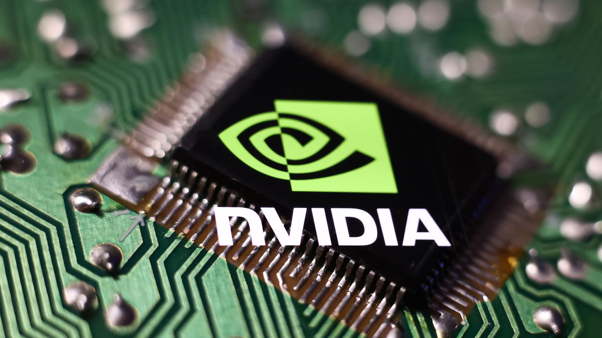 Nahaufnahme eines Nvidia-Mikrochips mit dem charakteristischen Logo, montiert auf einer grünen Leiterplatte.