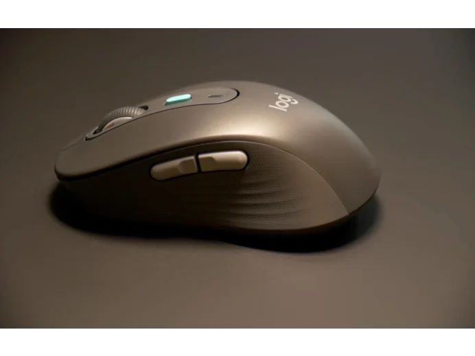 Eine stilvolle Logitech Signature AI Edition Maus mit einem leuchtenden AI-Knopf, elegant positioniert auf einem dunklen Untergrund.